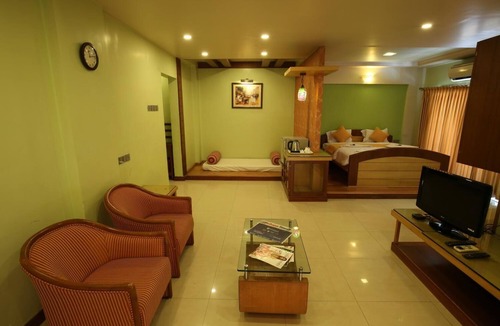 Kolhapur Hotel | Hotel Kohinoor Square