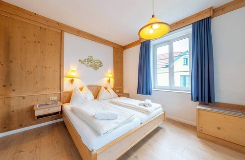Gumpoldskirchen Bed & Breakfast | Hotel Krug Family Room | Breakfast | Garden