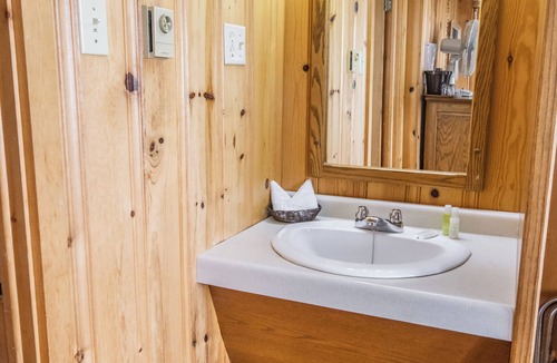 Isle aux Coudres Hotel | Hotel La Roche Pleureuse