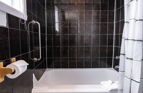 Isle aux Coudres Hotel | Hotel La Roche Pleureuse