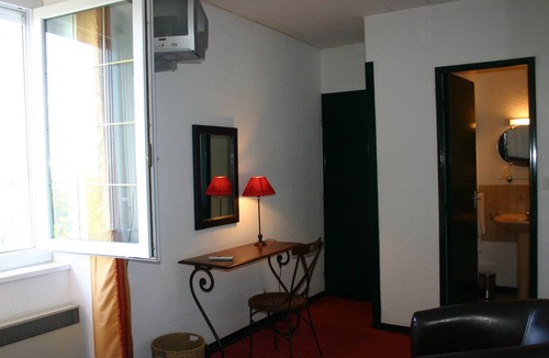 Pradelles Hotel | HOTEL ** LE PONANT RESTAURANT