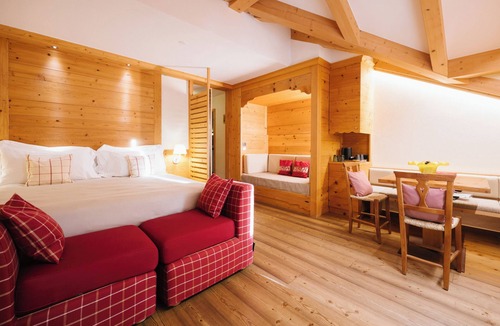 Campo Carlo Magno Hotel | Hotel Maribel