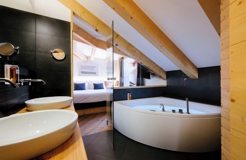 Campo Carlo Magno Hotel | Hotel Maribel