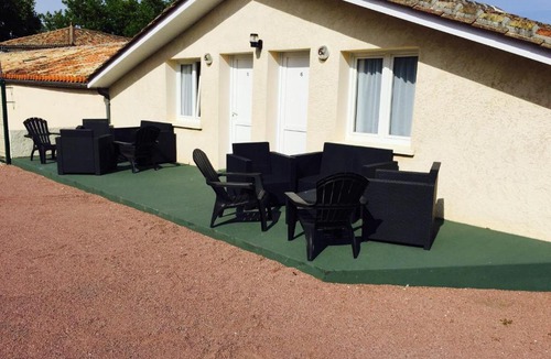 Roullet-Saint-Estephe Hotel | Hotel Marjolaine