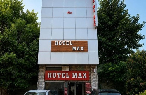 Jalandhar Hotel | HOTEL MAX - In Budget & Comfortable Rooms - For Corporates, Couples, Families Near HMV, DAV, Grain Market, Workshop Chowk