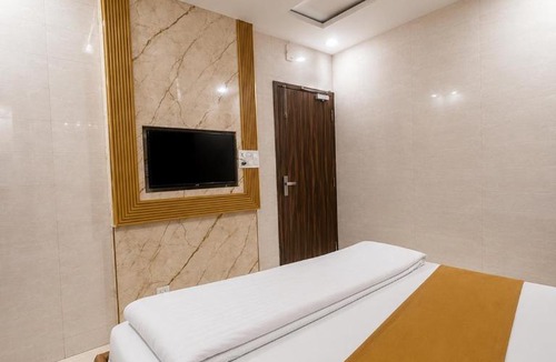 Jalandhar Hotel | HOTEL MAX - In Budget & Comfortable Rooms - For Corporates, Couples, Families Near HMV, DAV, Grain Market, Workshop Chowk