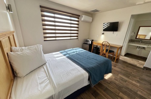 Avenida Revolucion Hotel | Hotel Paris