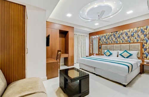 Thousand Lights Hotel | Hotel Pine Tree