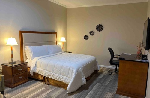 Laurel Bed & Breakfast | Hotel Pinehurst- Central Ave Suite 208