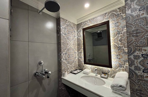 Varanasi Hotel | Hotel Pradeep