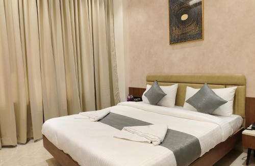 Dhule Hotel | Hotel Raas Vrindavan
