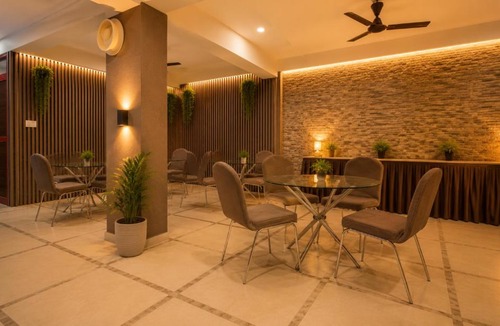 Kukatpalli House | Hotel Rise Grand Kukatpally Near Hitex Exhibition Center & Nexus Mall, Yashoda Hospital