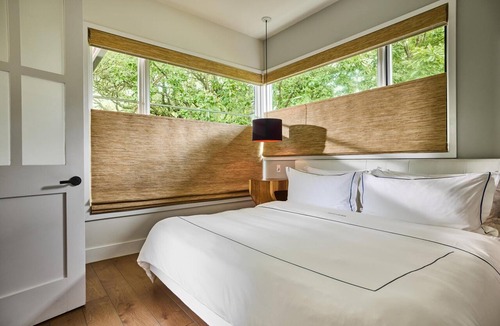 Travis Heights Hotel | Hotel Saint Cecilia