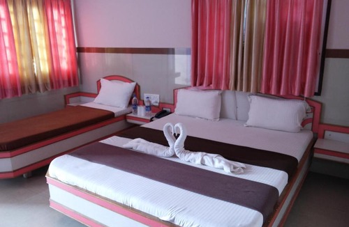 Dwarka Hotel | Hotel ShreeNidhi