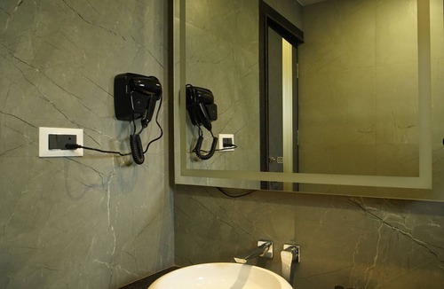 Mahmoorganj Hotel | Hotel Square S