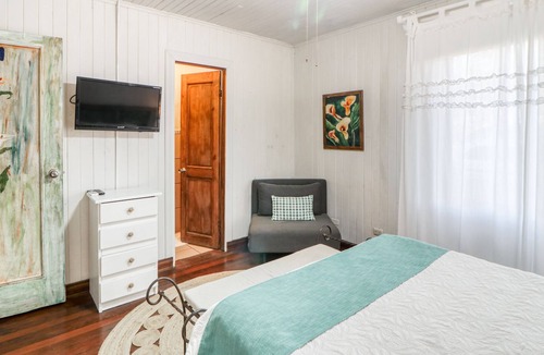 La Cruz House | Hotel-style suite in amazing family-owned hotel, restaurant & bar, & fast WiFi