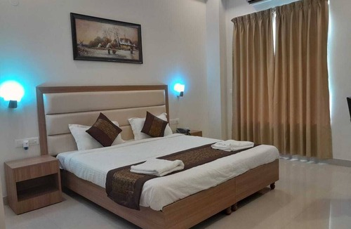 DLF Phase 5 Hotel | Hotel The Luxem