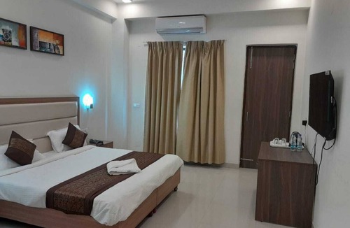 DLF Phase 5 Hotel | Hotel The Luxem