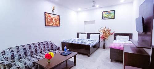 Jangpura Hotel | Hotel Tom - Jungpura Chruch Road