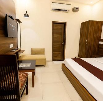 Zirakpur Hotel | Hotel Woodcrest by Sidham Group ! Comfortable and Peaceful Stay ! Top Rated ! Preferred Hotel Chain