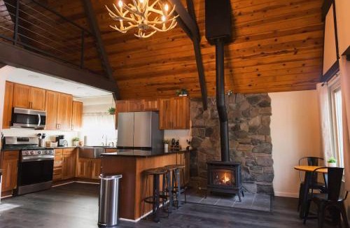 Kachina Village House | Hotevilla A-Frame Cabin with Wi-Fi & Pine Tree Views