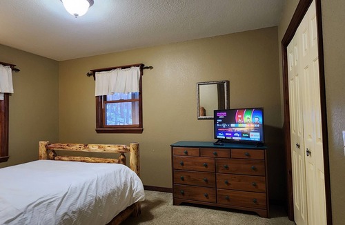 Edray Cabin | HotTub Fireplace W/D 15min to Snowshoe Skiing Hiking Canoeing Fishing