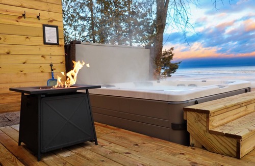 Menominee Cottage | HotTub, Private Beach Access, BBQ, Natural Fire Place, FirePit, Paddle Boards