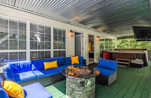 Smithville House | HotTUB+Sauna, Arcade, FREE Kayaks+ Lake Access | BEACHY Area Ramp | Sleeps 17+