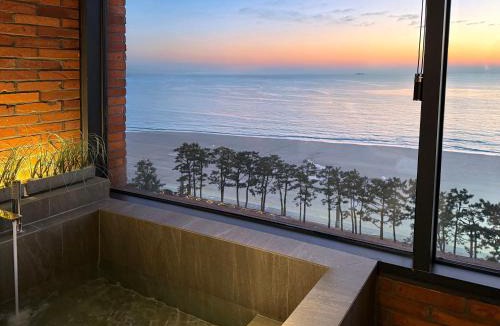 Kunip Hotel | Hound Hotel Deacheon Beach
