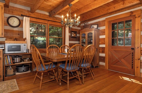 Ferguson Cabin | Hounds Retreat Pet Friendly, Wood Fireplace, HotTub, WiFi, Decks
