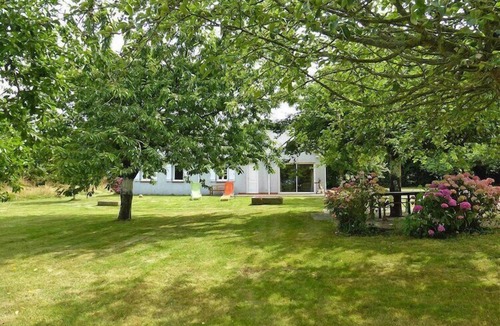 Ceaux House | House and huge garden surrounded by apple trees