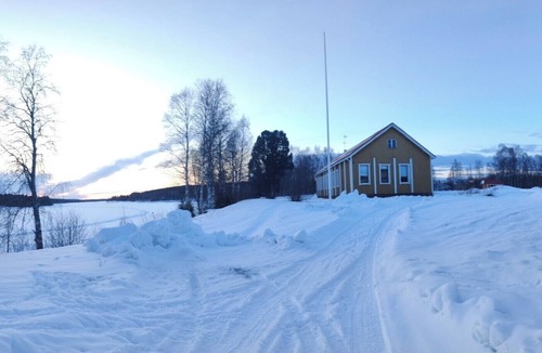 Rovaniemi House | House for small groups or up to 14 persons groups next to the river.