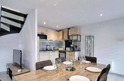 Moreac House | House