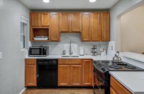 Campus Farm House | House & GH/Large Group or Family/Sleeps 10