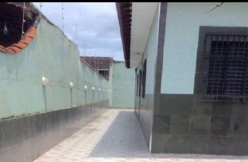 Mongagua House | House in Mongaguá / Vera cruz