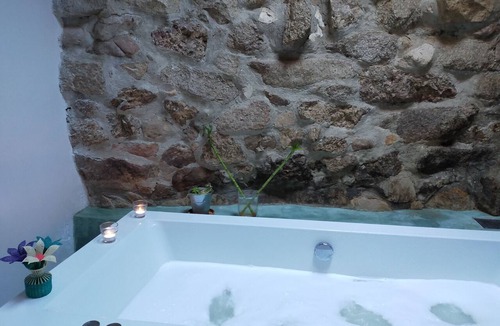 Peguerinos Cottage | House in Peguerinos with lots of charm: jacuzzi, fireplace and garden.