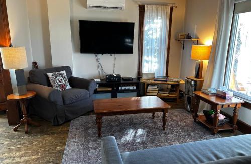 Barnston-Ouest Ski Chalet | House & loft, pool table, ping-pong, fireplace, AC