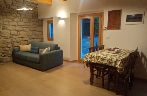 Castel del Rio House | House made of stone and chestnut wood, at the foot of the chestnut grove
