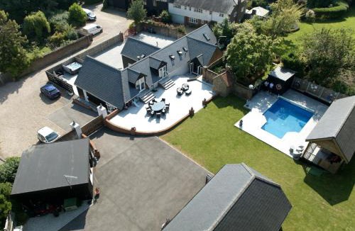 Deal House | House Oasis heated pool, Hot Tub, Games Bar & Retreat