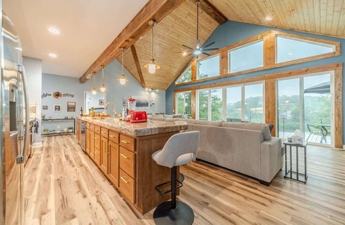 Helen House | HOUSE OF BLUES | LUXURY GOLF/MOUNTAIN RETREAT