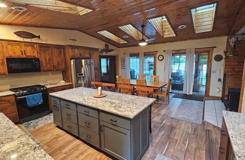 Neillsville House | House ON Lake Arbutus with private dock and game room