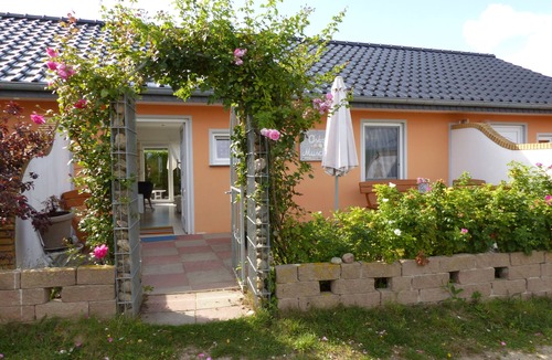 Hohenkirchen House | House Ostseemuschel, 1 minute walk to the beach, 2 terraces and sauna