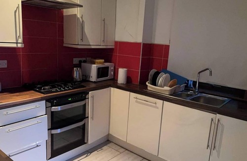 Walsall House | House- Parking, Garden & Central Location