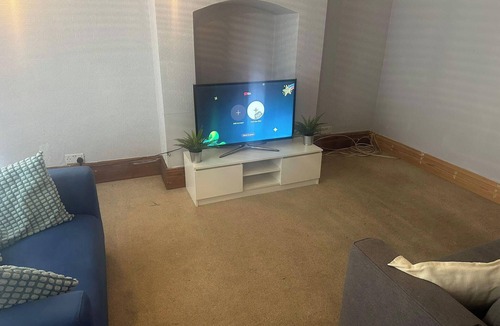 Walsall House | House- Parking, Garden & Central Location