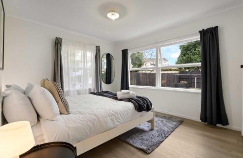 Hamilton House | House & Private Studio Room - By Superior Stays