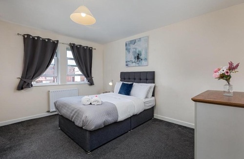 Barrow-in-Furness House | House - Sleeps 10 - Parking - WiFi