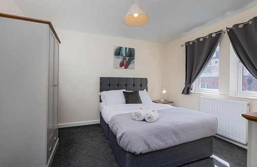 Barrow-in-Furness House | House - Sleeps 10 - Parking - WiFi