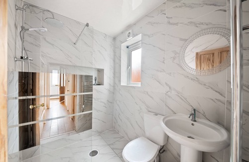 Reading House | House Sleeps 10 with Enclosed Garden