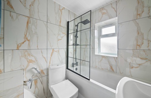 Reading House | House Sleeps 10 with Enclosed Garden