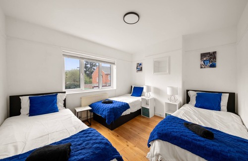 Reading House | House Sleeps 10 with Enclosed Garden